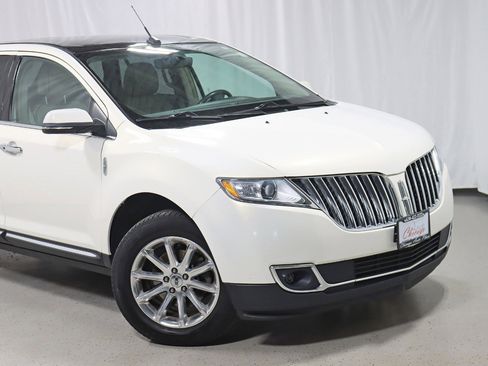 Used 2013 Lincoln MKX AWD image 2