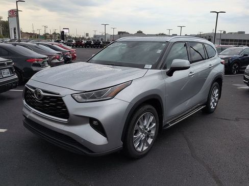 Used 2021 Toyota Highlander Limited AWD/4WD image 3
