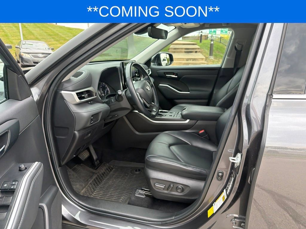 Used 2022 Toyota Highlander XLE AWD/4WD image 12