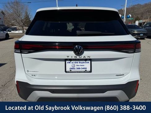Used 2025 Volkswagen Tiguan SE AWD/4WD image 6
