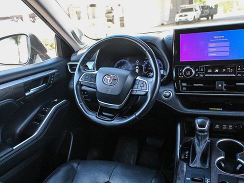 Used 2023 Toyota Highlander Platinum FWD image 5