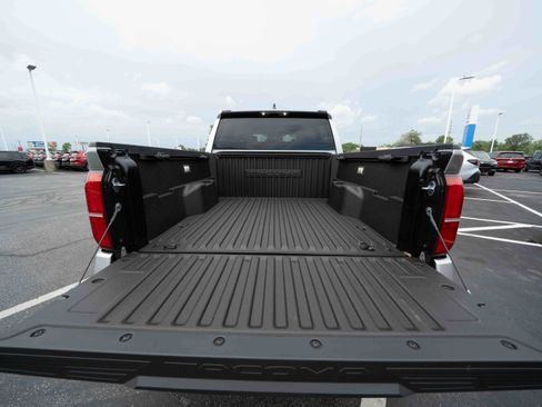 Used 2025 Toyota Tacoma SR5 AWD/4WD image 27