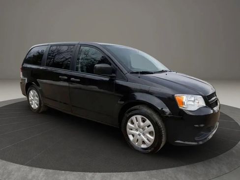 Used 2019 Dodge Grand Caravan SE w/ UConnect Hands-Free Group FWD image 5