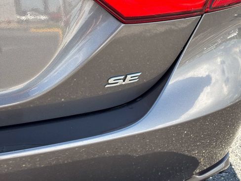 Used 2020 Toyota Camry SE FWD image 12