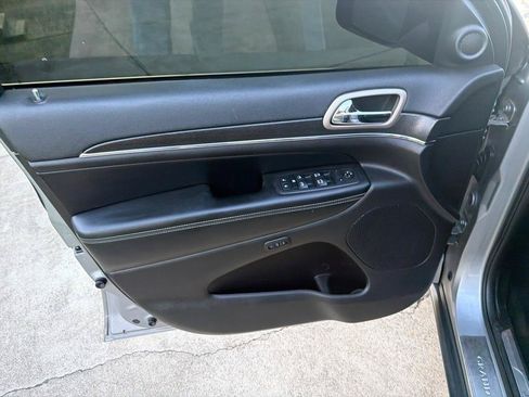 Used 2017 Jeep Grand Cherokee Limited w/ Luxury Group II AWD/4WD image 31