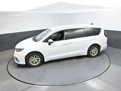 Used 2023 Chrysler Pacifica Touring-L FWD image 44