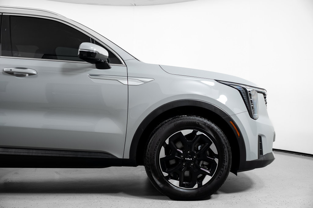 Used 2025 Kia Sorento S FWD image 4