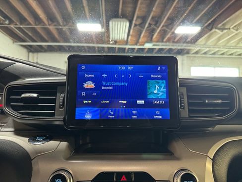 Used 2023 Ford Explorer XLT AWD/4WD image 17
