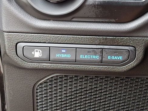 Used 2025 Jeep Wrangler Unlimited Sahara image 25