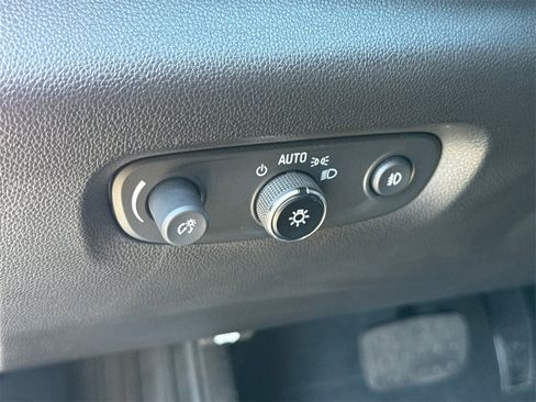 Used 2021 Chevrolet Traverse LT image 28