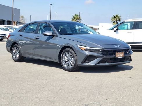 New 2026 Hyundai Elantra Hybrid FWD image 32