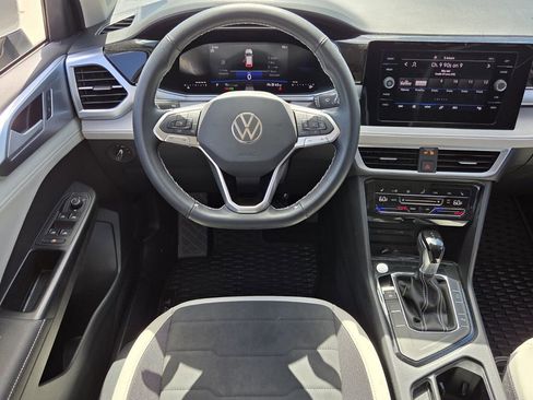 Used 2025 Volkswagen Taos SE FWD image 13