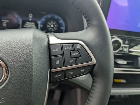 Used 2025 Toyota Highlander Limited AWD/4WD image 18