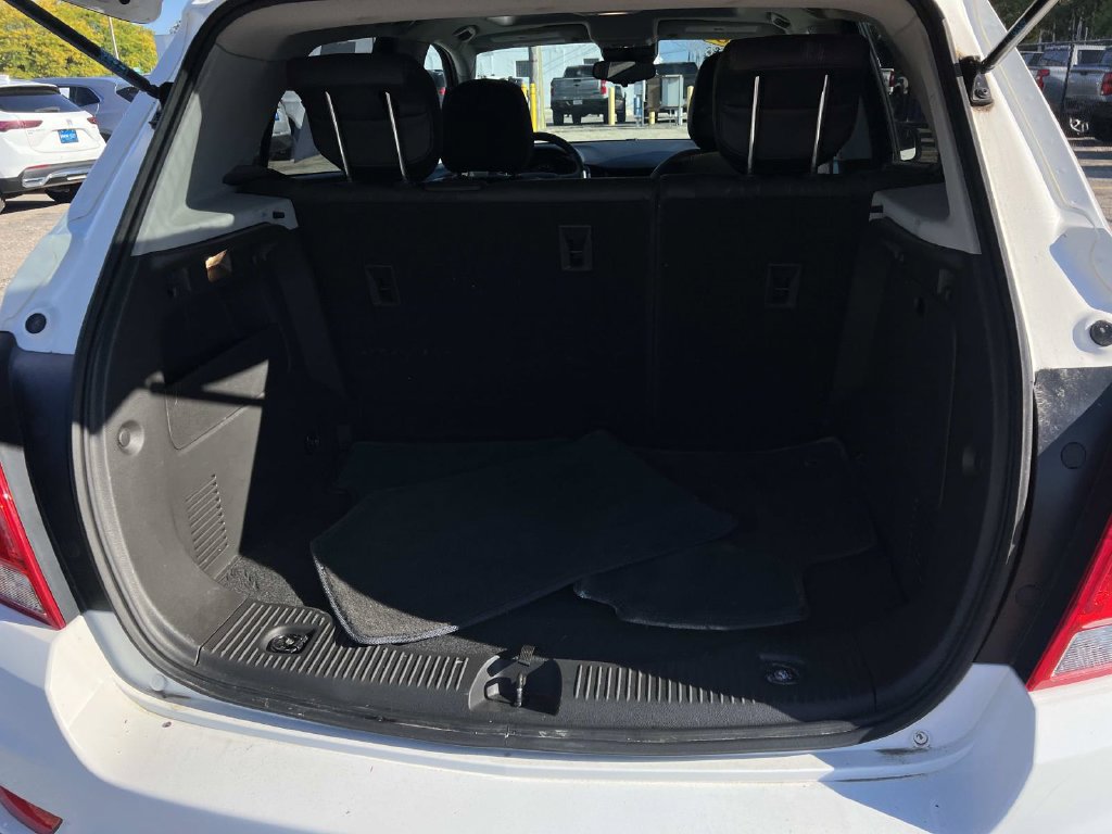 Used 2020 Chevrolet Trax LT w/ Sun & Sound Package FWD image 10