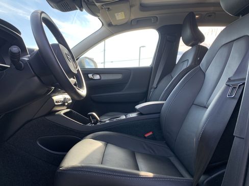 Used 2025 Volvo XC40 B5 Core image 16