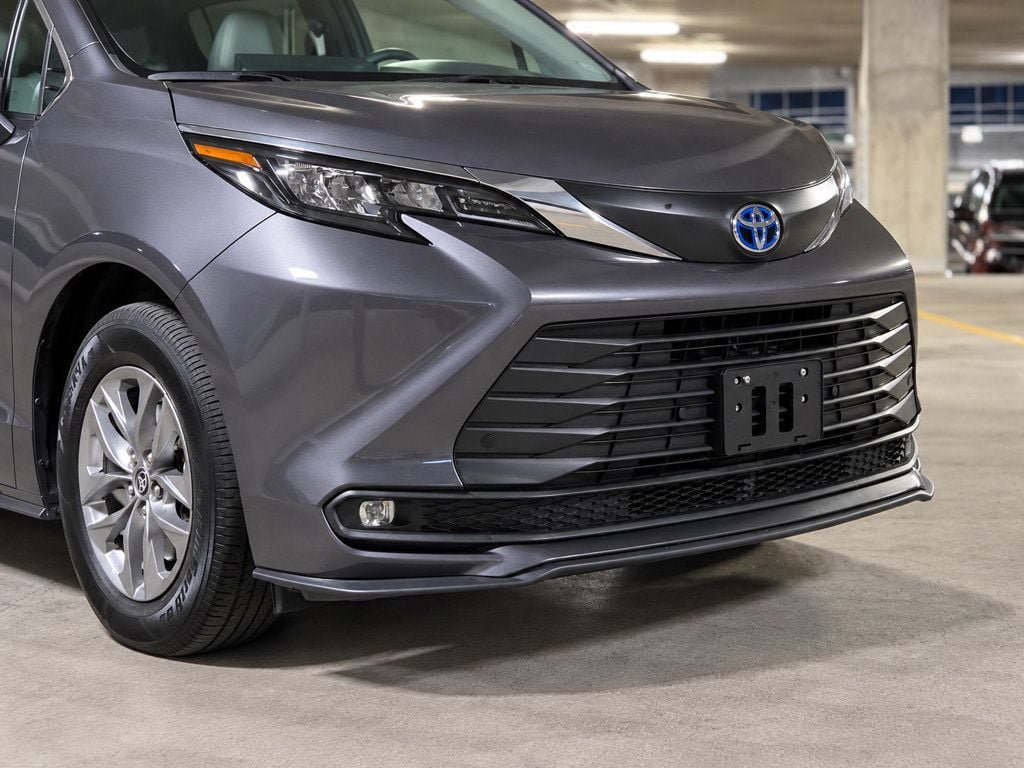 Used 2025 Toyota Sienna XLE FWD image 24