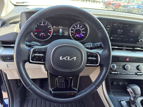 Used 2024 Kia Carnival LX image 27