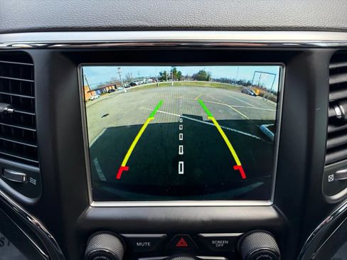 Used 2018 Jeep Grand Cherokee Limited image 32