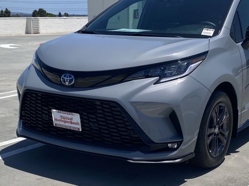 Used 2025 Toyota Sienna XSE w/ XSE Premium Package AWD/4WD image 7