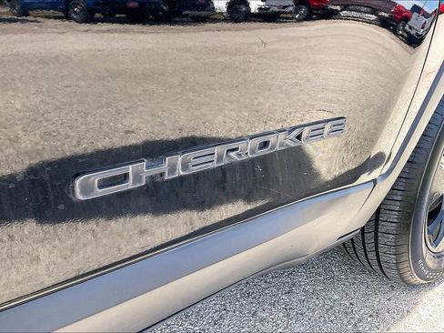 Used 2020 Jeep Cherokee Latitude Plus image 21