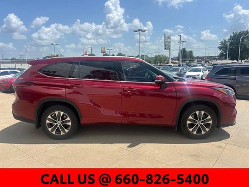 Used 2022 Toyota Highlander XLE AWD/4WD image 5