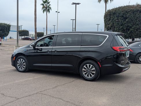 Used 2024 Chrysler Pacifica Select image 3