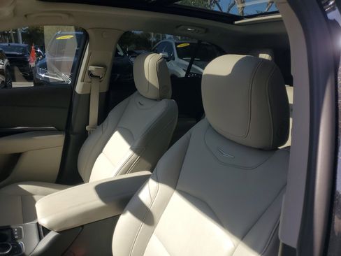 Used 2023 Cadillac XT4 Luxury w/ Cold Weather Package image 17