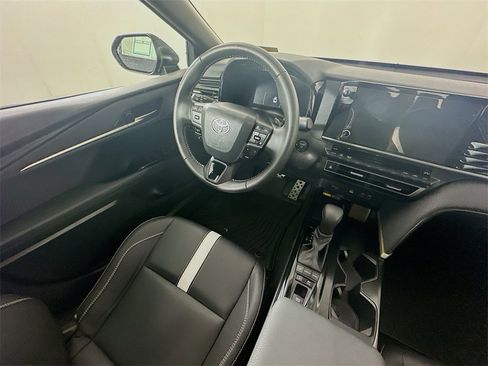 Used 2025 Toyota Camry SE image 9