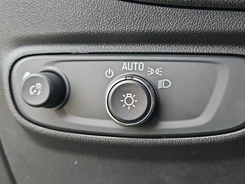 Used 2019 Chevrolet Equinox LT image 23