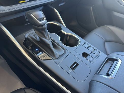 Used 2023 Toyota Highlander XLE image 12