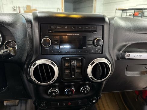 Used 2014 Jeep Wrangler Unlimited Rubicon w/ Connectivity Group AWD/4WD image 11