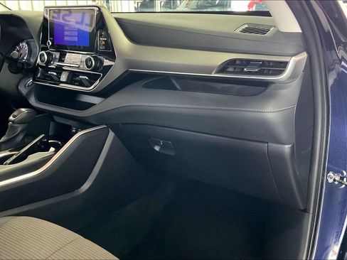 Used 2025 Toyota Highlander LE FWD image 24