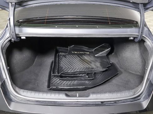 Used 2022 Hyundai Elantra Limited image 18