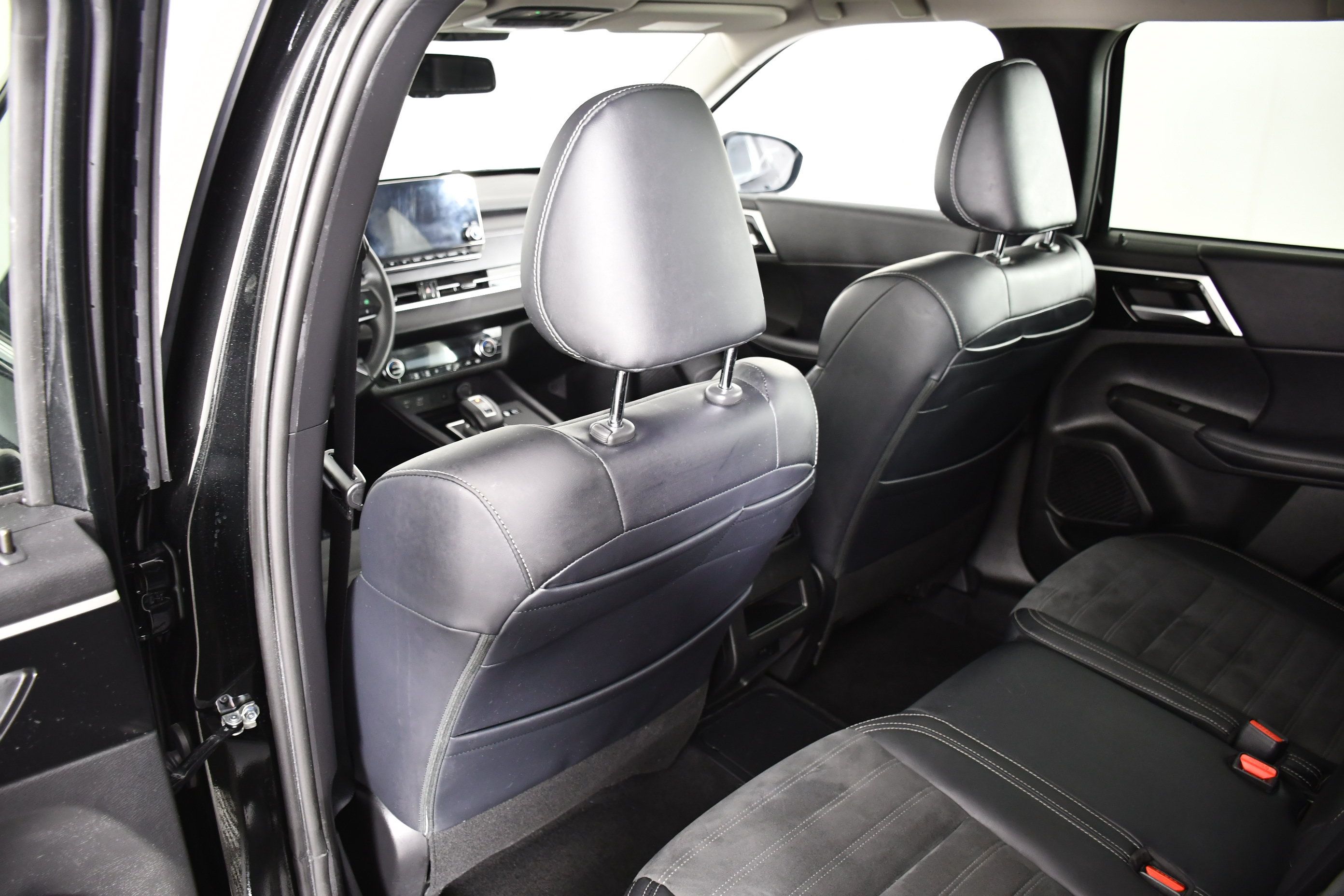 Used 2025 Mitsubishi Outlander SE AWD/4WD image 47