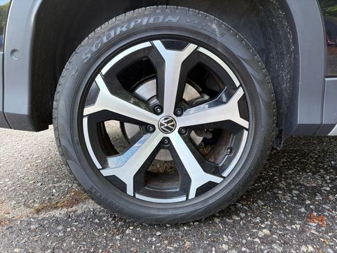 Used 2026 Volkswagen Tiguan SE AWD/4WD image 32