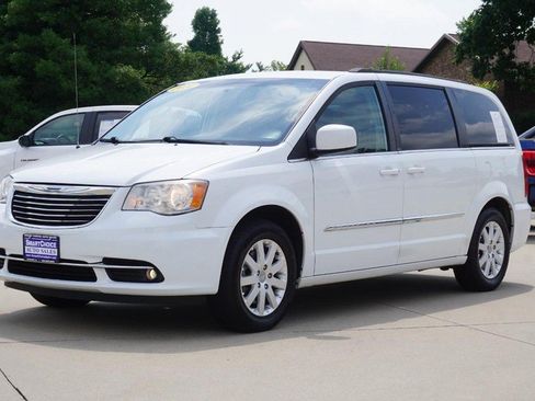 Used 2014 Chrysler Town & Country Touring FWD image 7