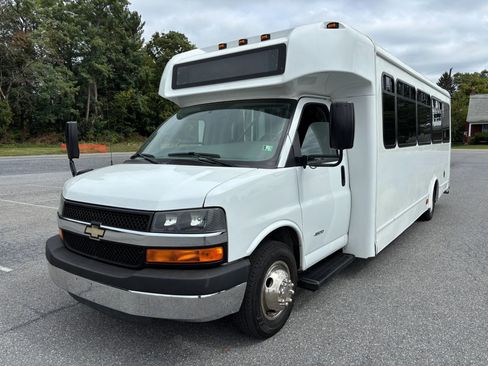 Used 2015 Chevrolet Express 4500 w/ Shuttle Bus Package image 12