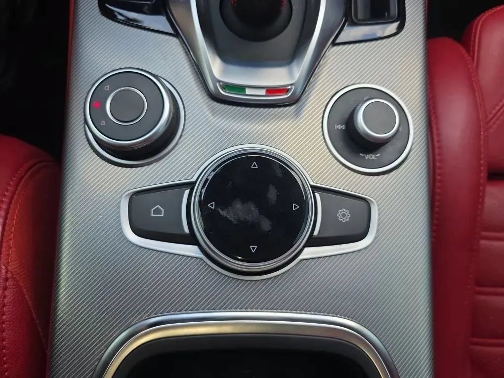 Used 2020 Alfa Romeo Stelvio Ti Sport w/ Quick Order Package 22S Sport AWD/4WD image 35