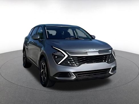 Used 2025 Kia Sportage LX image 3