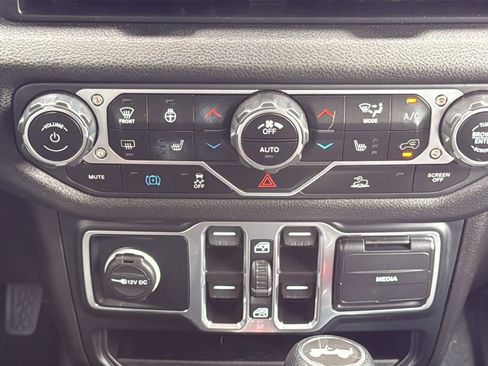 Used 2024 Jeep Wrangler Unlimited w/ Convenience Group AWD/4WD image 18