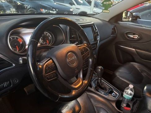 Used 2019 Jeep Cherokee Limited FWD image 8