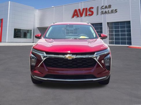 Used 2025 Chevrolet Trax LT w/ LT Convenience Package FWD image 2