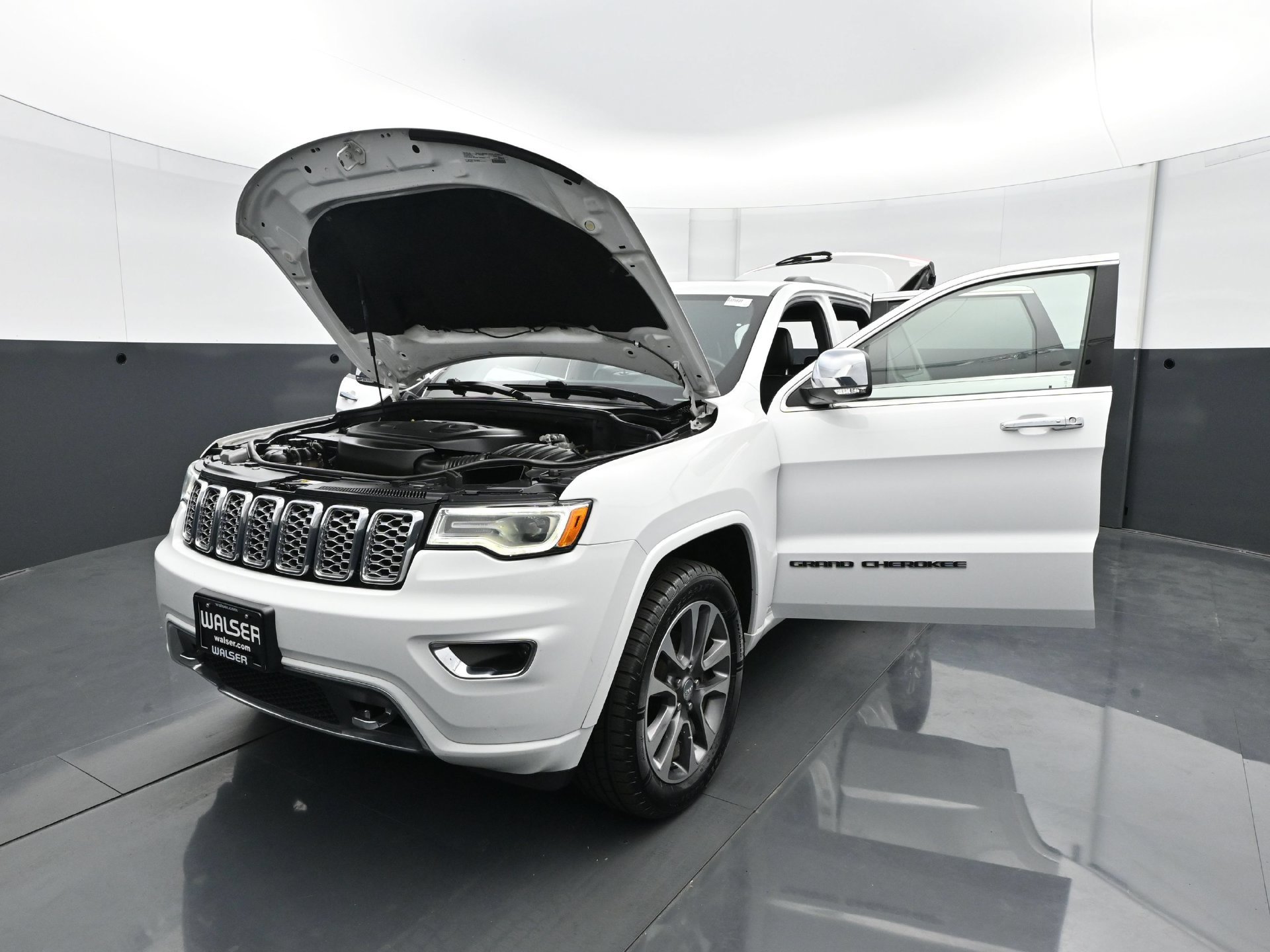 Used 2017 Jeep Grand Cherokee Overland AWD/4WD image 28