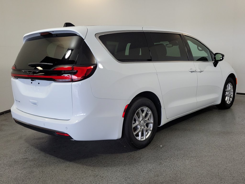 New 2027 Chrysler Pacifica Select FWD image 6