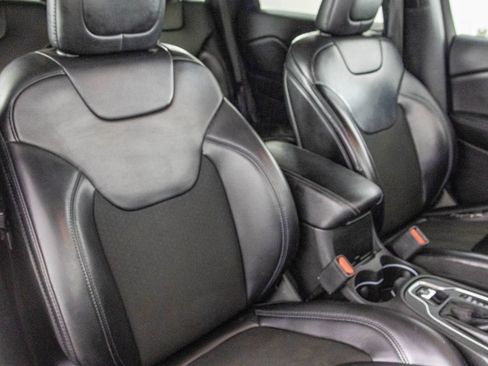 Used 2019 Jeep Cherokee Latitude Plus w/ Cold Weather Group image 42