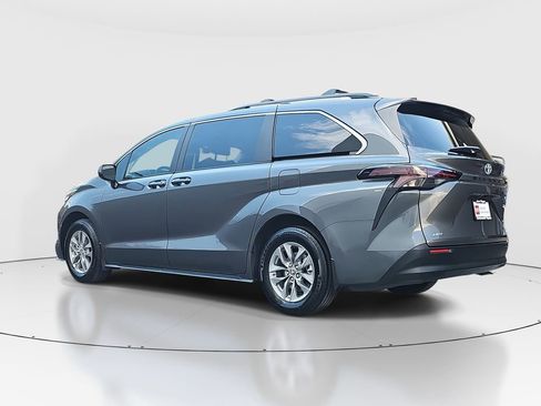 Certified 2025 Toyota Sienna LE image 2