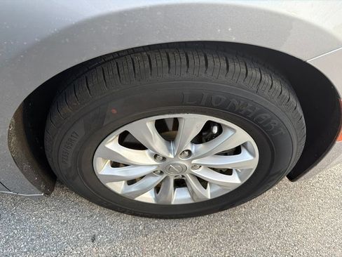 Used 2017 Chrysler Pacifica Touring-L FWD image 10