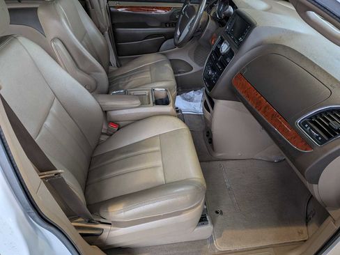Used 2015 Chrysler Town & Country Touring image 20
