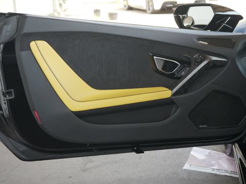 Used 2021 Lamborghini Huracan EVO RWD image 16