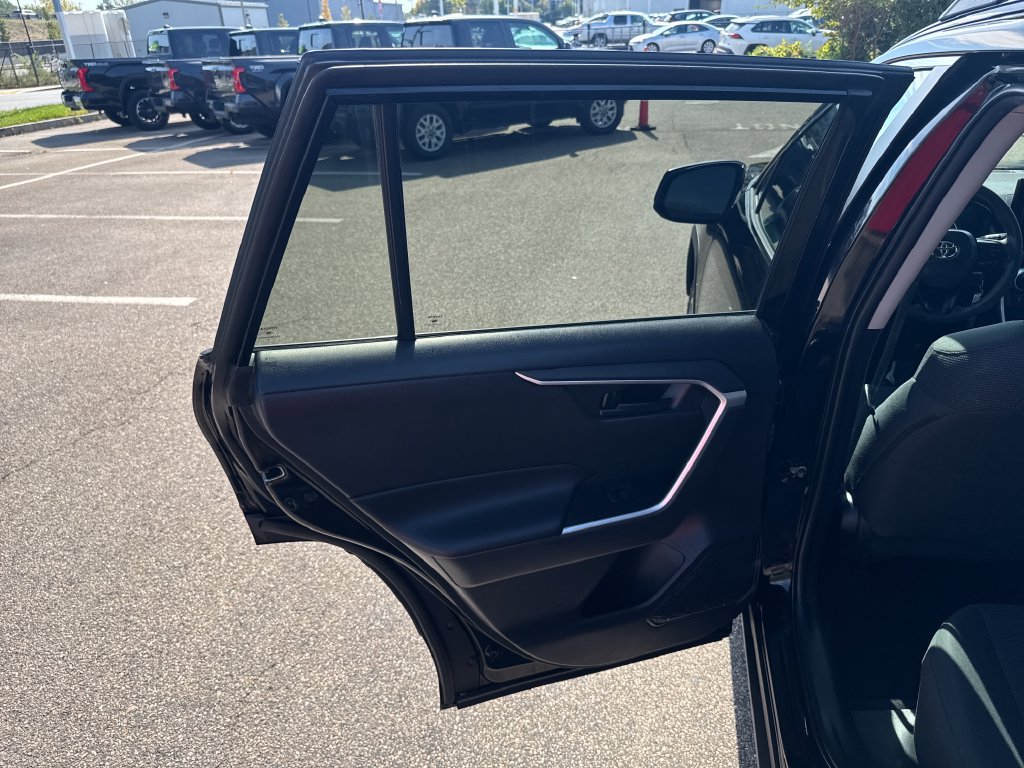 Used 2021 Toyota RAV4 LE AWD/4WD image 38